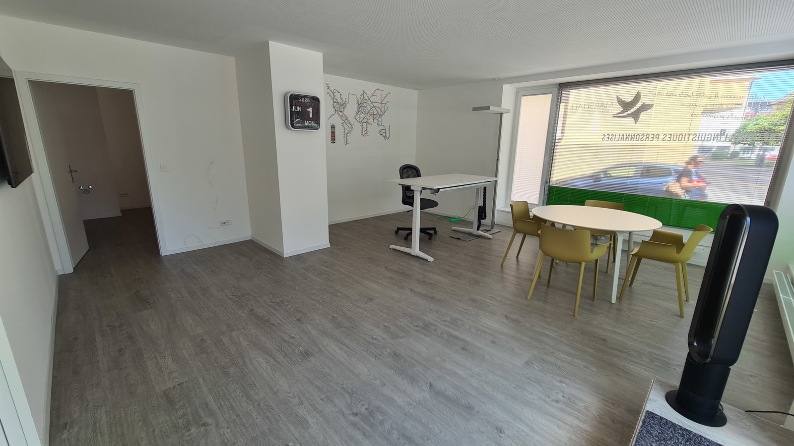 Bureau moderne avec vitrines - Neuchatel