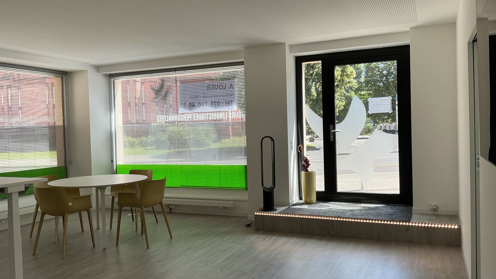 Bureau moderne avec vitrines - Neuchatel